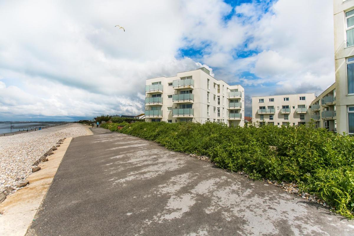 Blissview - Beach front apartment in East Wittering Village - Housity