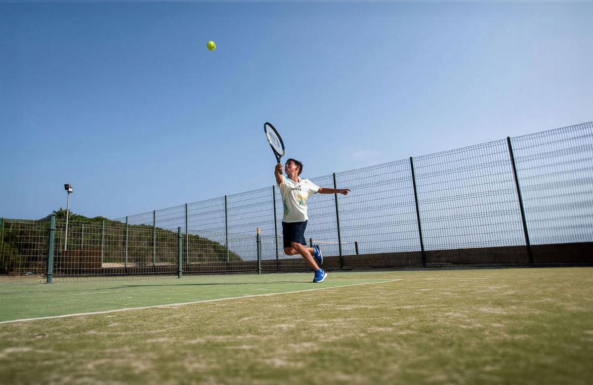 Instalaciones para jugar a tenis o squash en Impressive Playa Granada Golf o alrededores