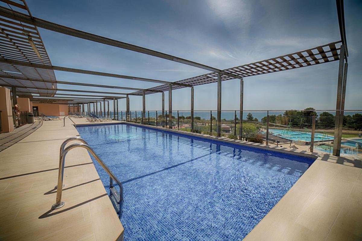 una gran piscina en la parte superior de un edificio en Ohtels Les Oliveres, en Perelló