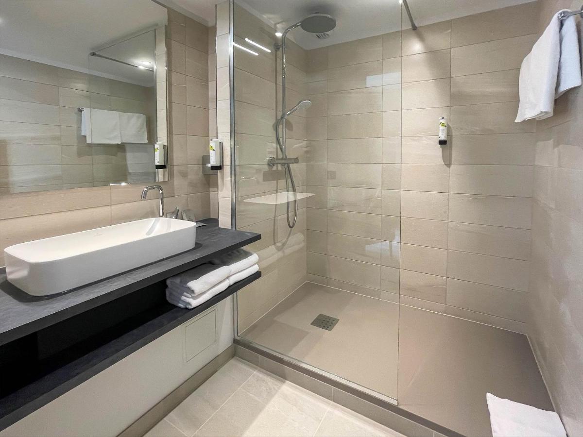 une salle de bain avec un lavabo et une douche dans l'établissement Hotel Restaurant & Spa Verte Vallée, à Munster
