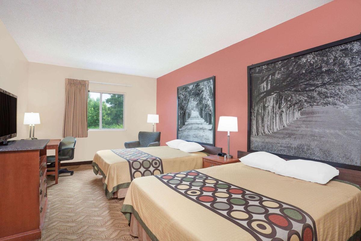 Super 8 by Wyndham Central City - Housity