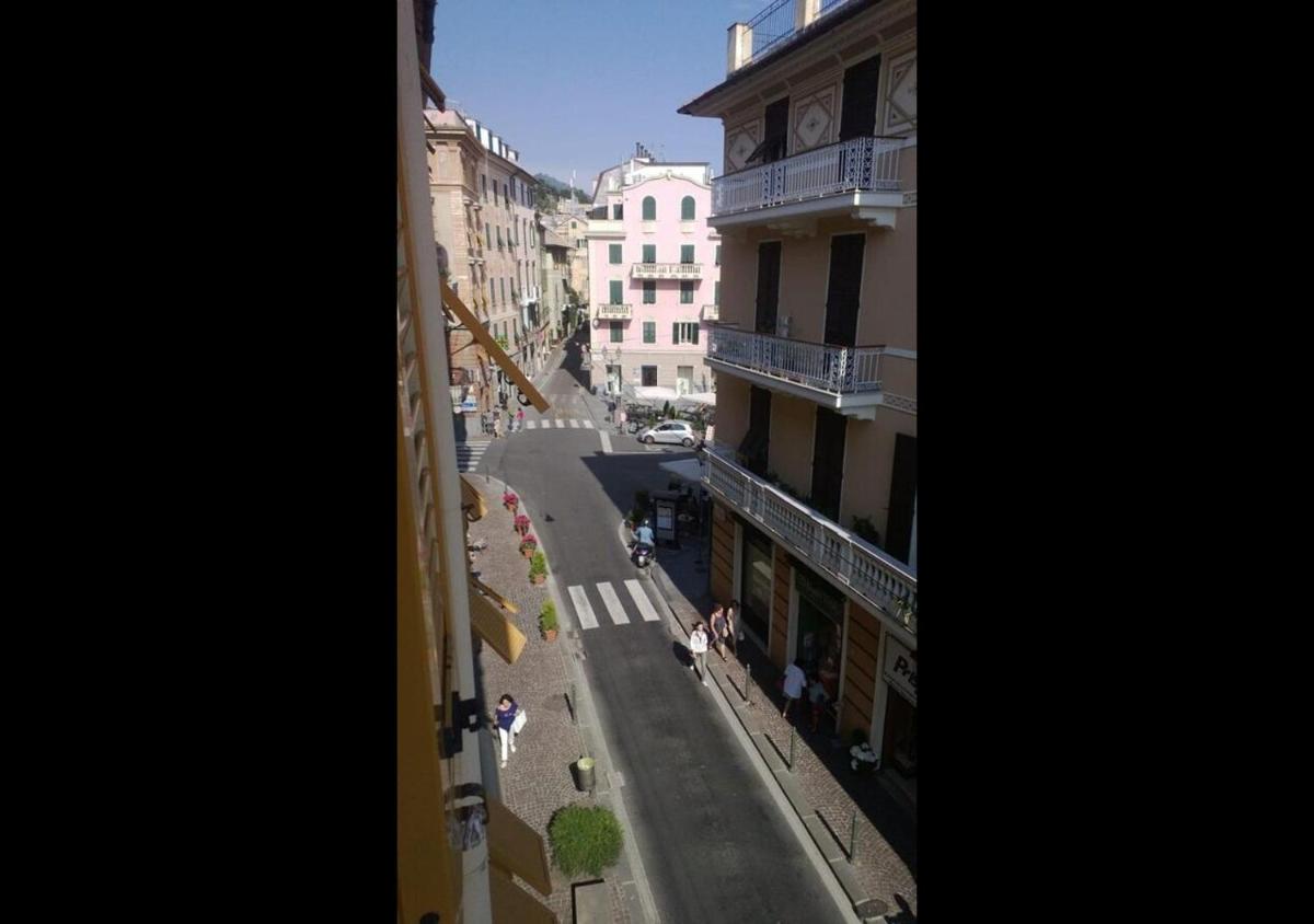 In piazzetta a Nervi - Housity