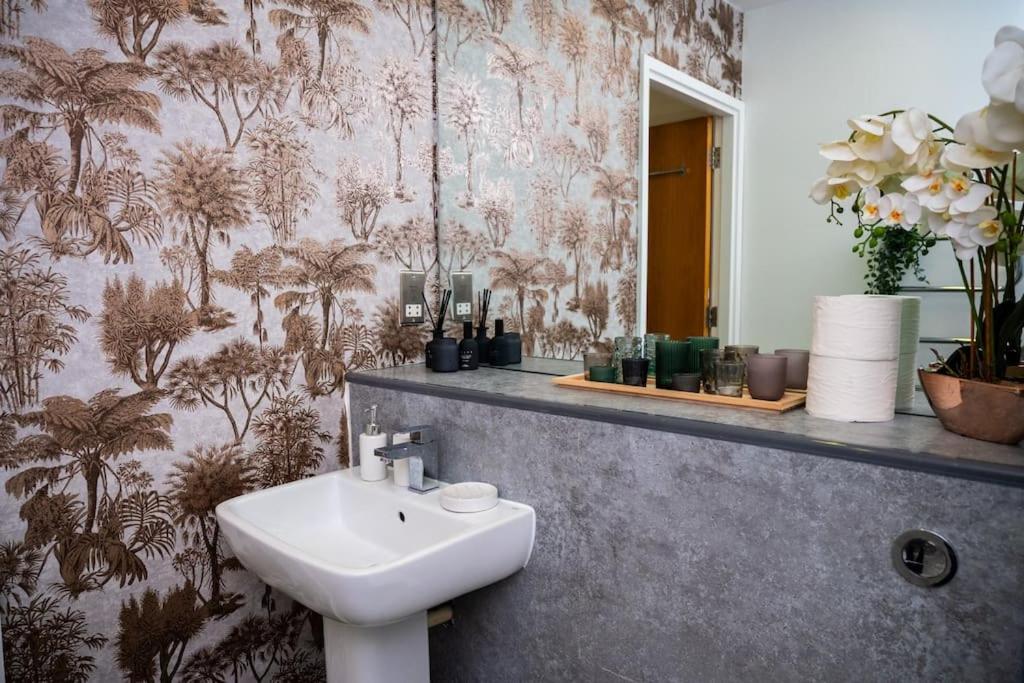 Luxury Two Bedroom Apartment - Housity