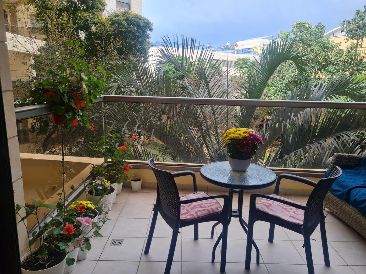 Quiet & Comfortable Apartment in Raanana with Swimming pool up to 4- guest - Housity
