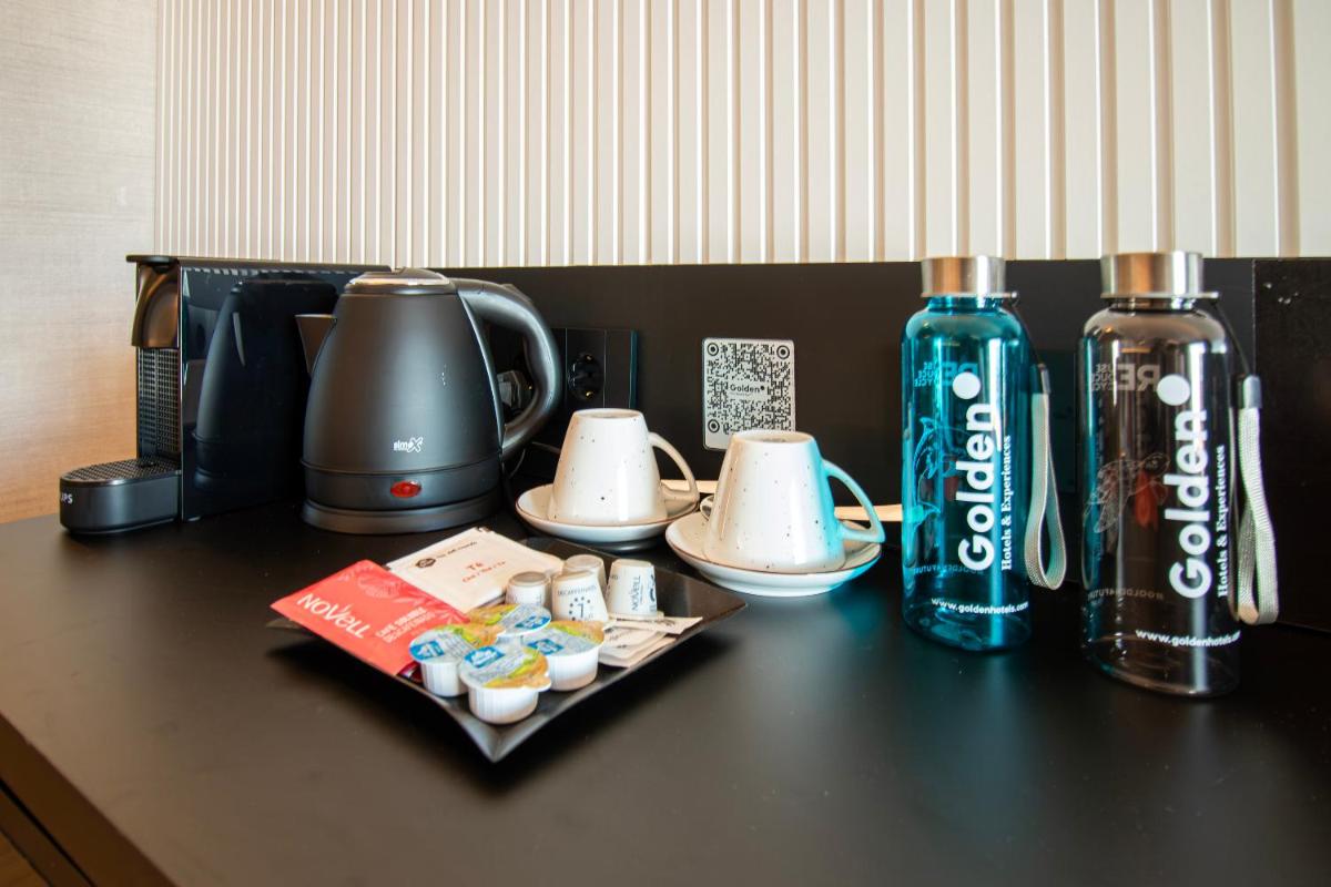 Utensilios para hacer té y café en Golden Port Salou & Spa