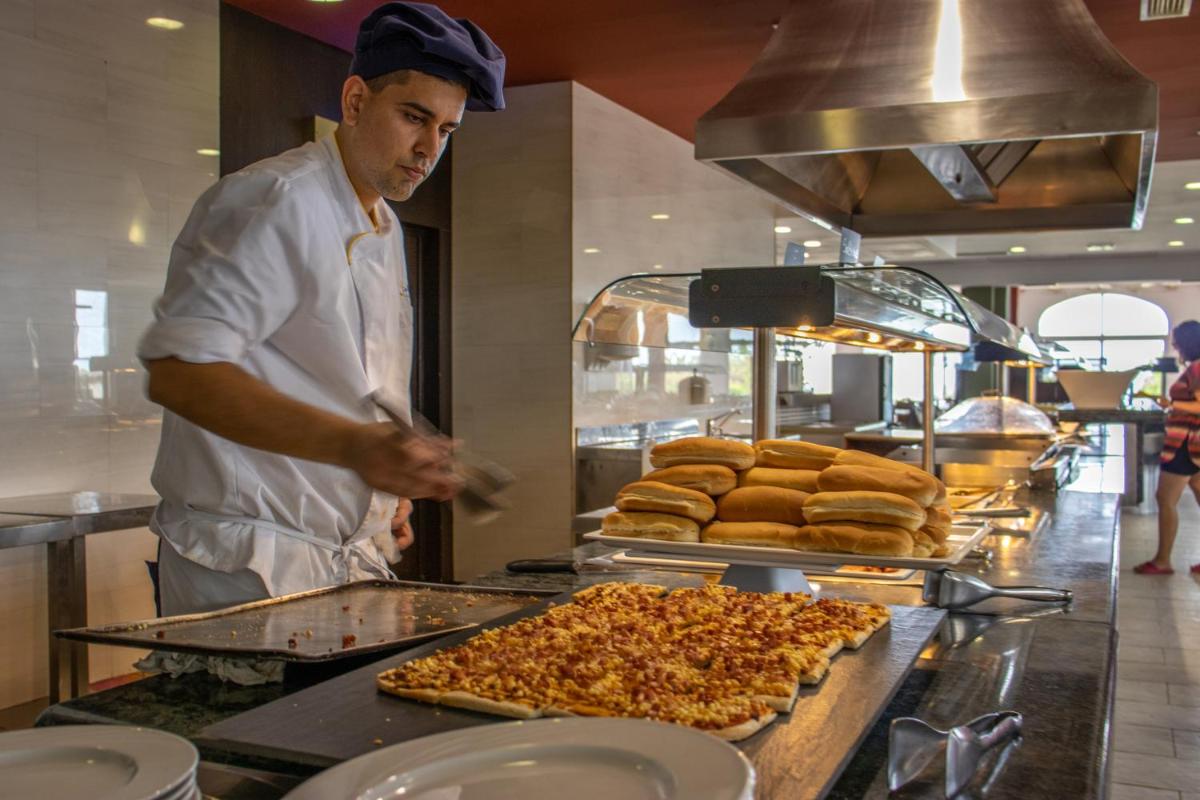Comida en o cerca de este hotel