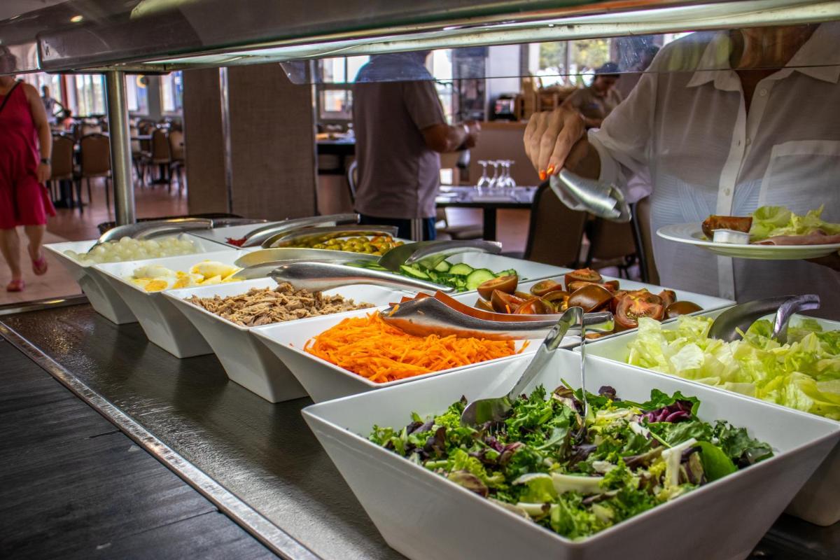 Comida en o cerca de este hotel