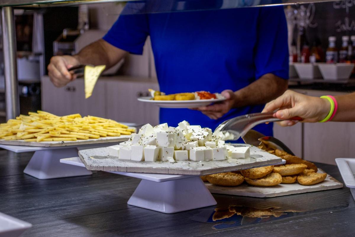 Comida en o cerca de este hotel