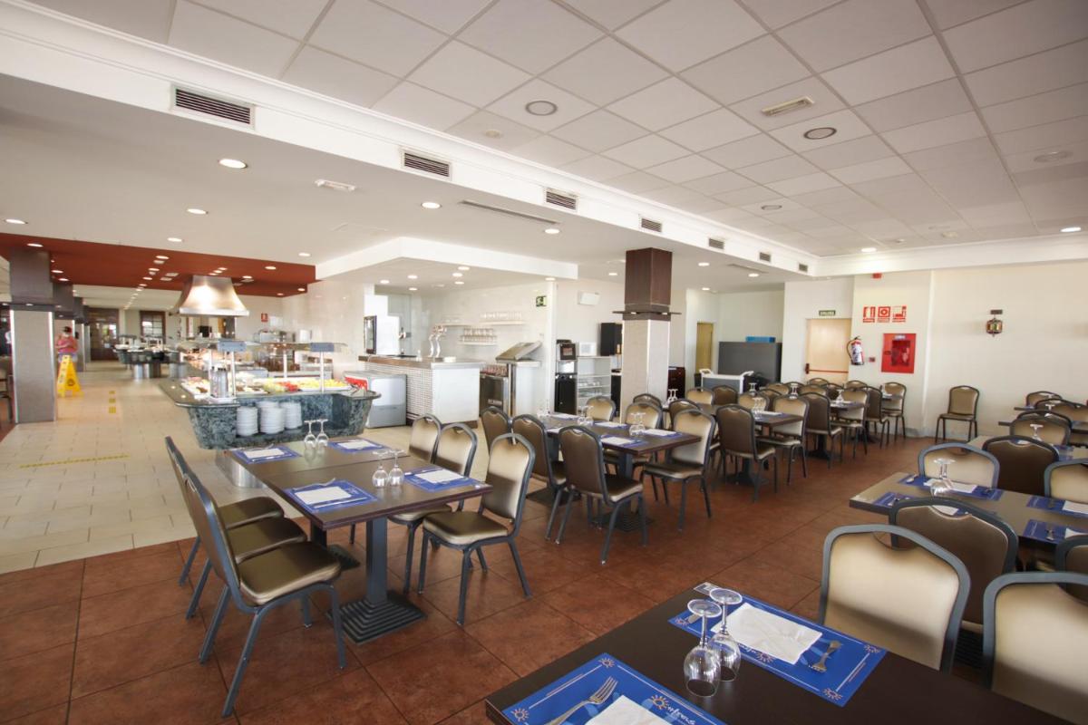 Un restaurante o sitio para comer en Ohtels Cabogata
