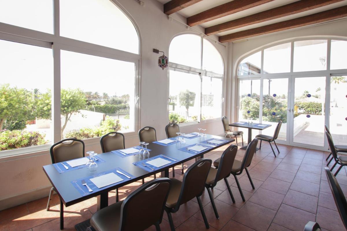 Un restaurante o sitio para comer en Ohtels Cabogata