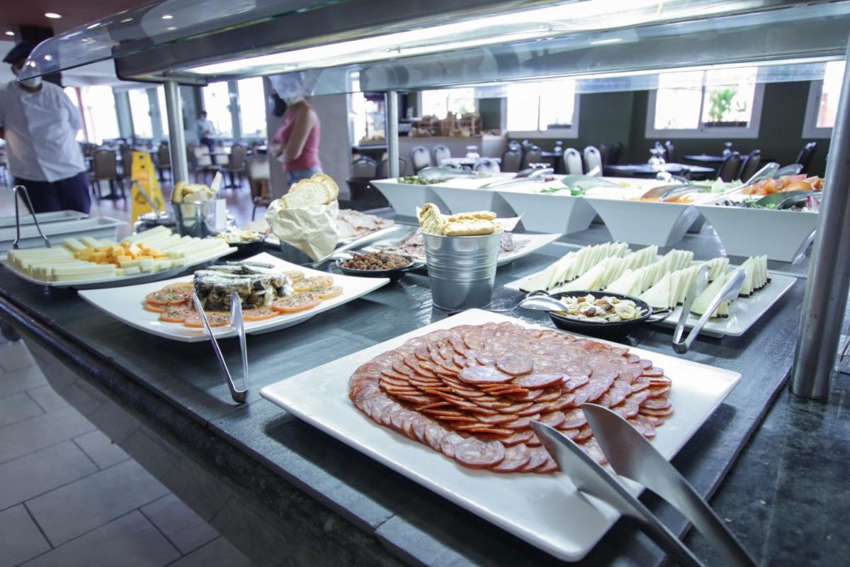 Comida en o cerca de este hotel