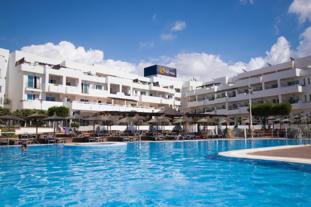 una piscina frente a un hotel en Ohtels Cabogata, en Retamar