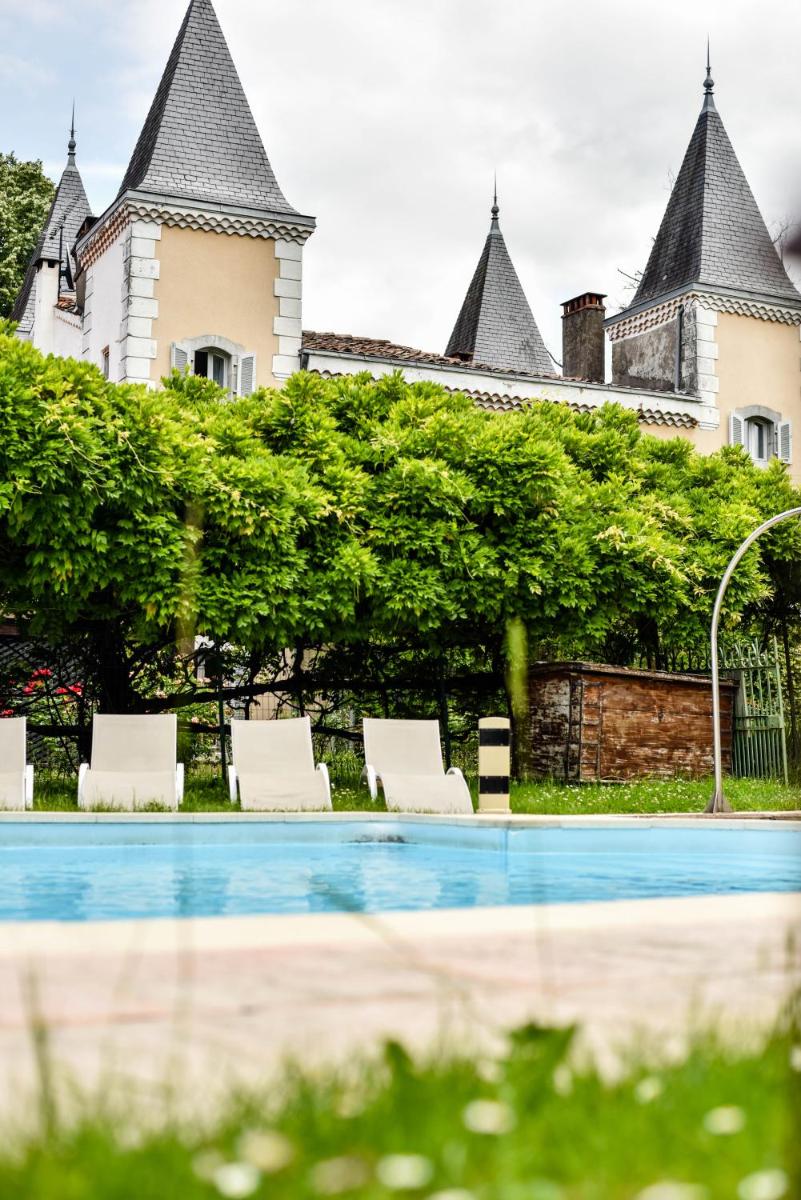 Piscine de l'établissement Hotel Logis - Chateau de Beauregard ou située à proximité