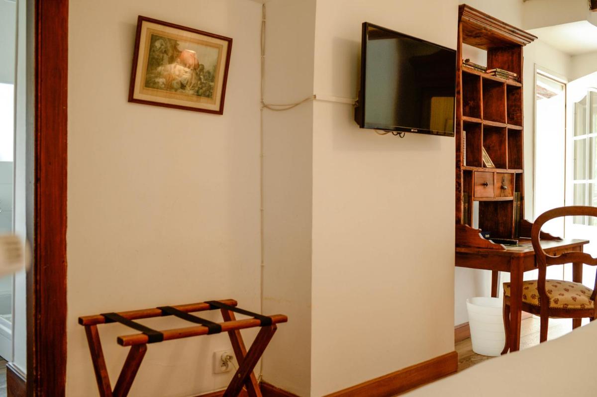 Télévision ou salle de divertissement dans l'établissement Hotel Logis - Chateau de Beauregard