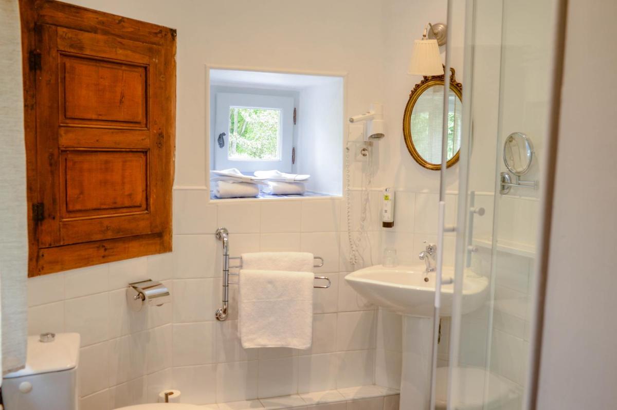 Salle de bains dans l'établissement Hotel Logis - Chateau de Beauregard