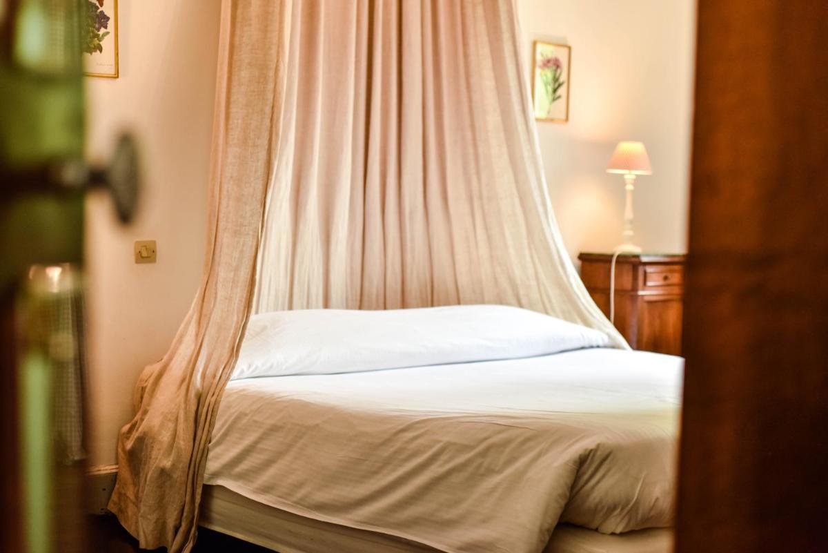 Un ou plusieurs lits dans un hébergement de l'établissement Hotel Logis - Chateau de Beauregard