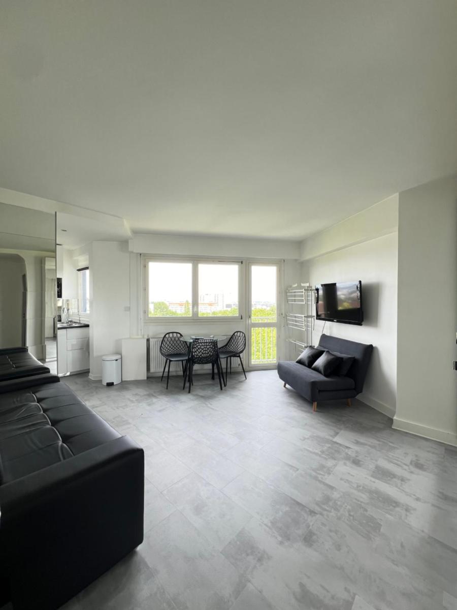 HOME in Paris with View, next to metro, direct to center 15 min - Housity