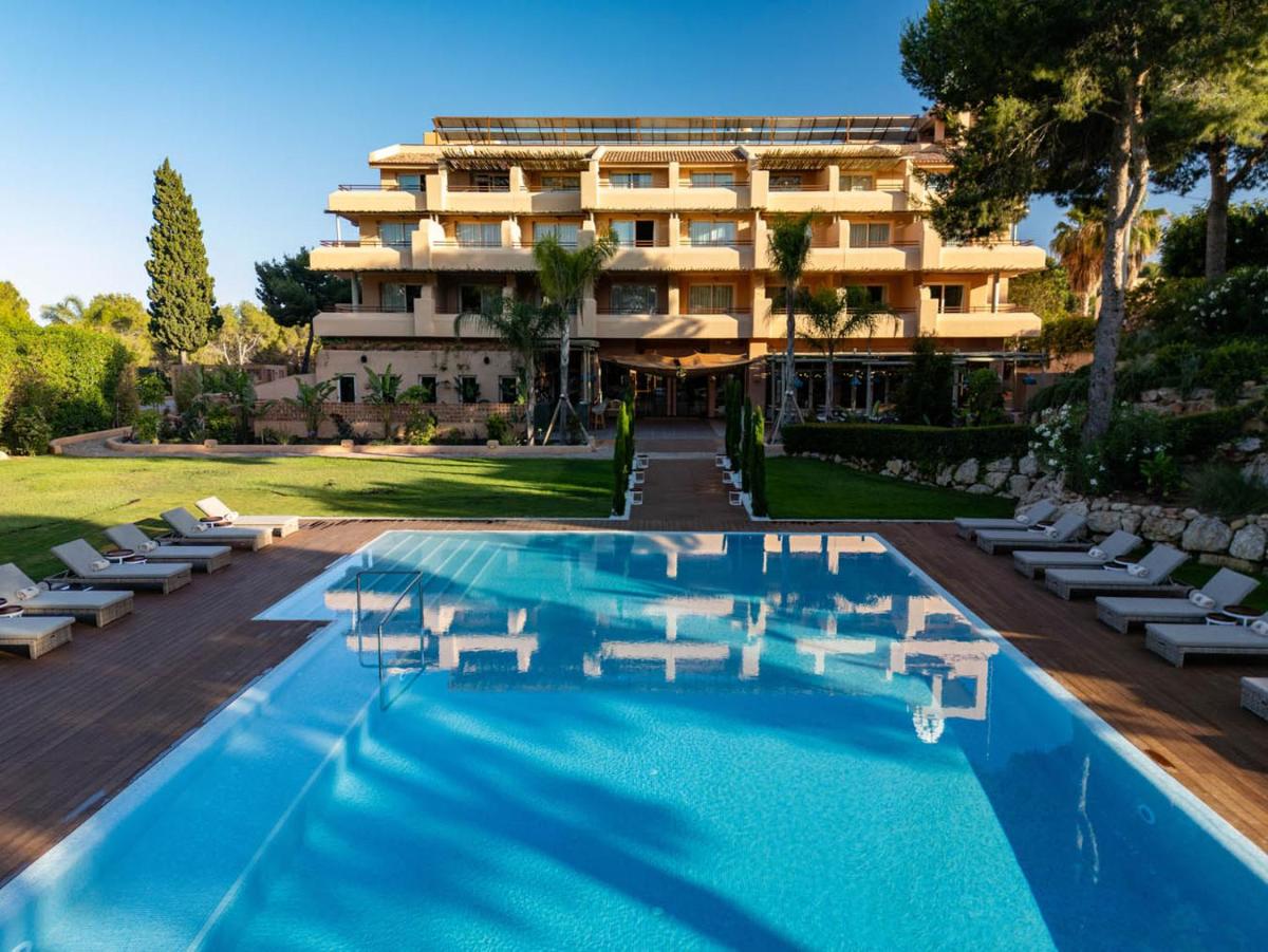 un hotel con piscina frente a un edificio en Hotel Ritual de Terra & SPA Moraira, en Moraira