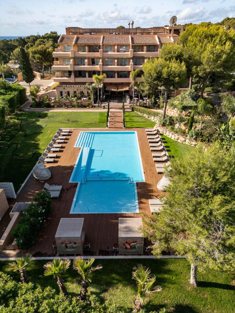 Una vista aérea de un complejo turístico con piscina. en Hotel Ritual de Terra & SPA Moraira, en Moraira
