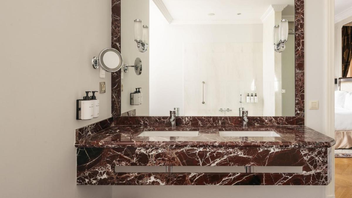 Uma casa de banho em InterContinental Porto - Palacio das Cardosas by IHG