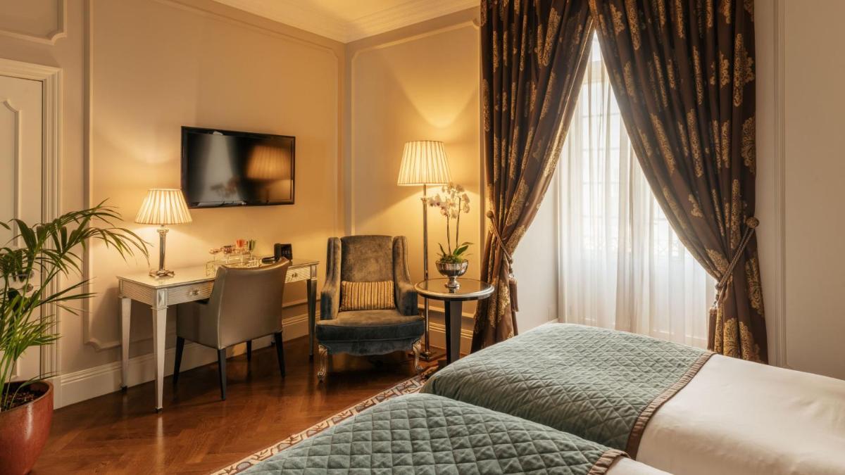 Uma televisão e/ou sistema de entretenimento em InterContinental Porto - Palacio das Cardosas by IHG