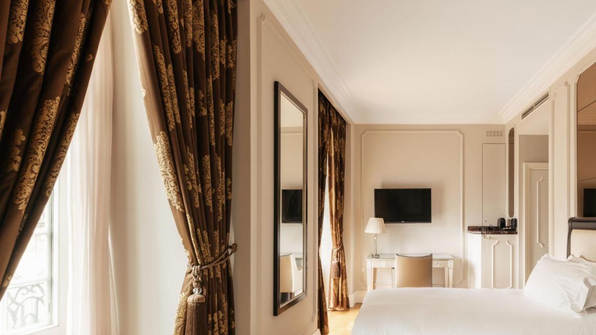 Uma televisão e/ou sistema de entretenimento em InterContinental Porto - Palacio das Cardosas by IHG