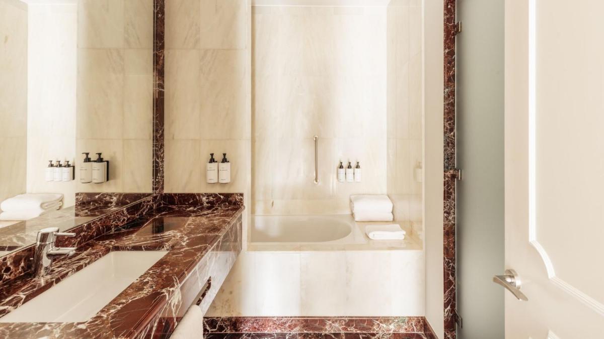 Uma casa de banho em InterContinental Porto - Palacio das Cardosas by IHG