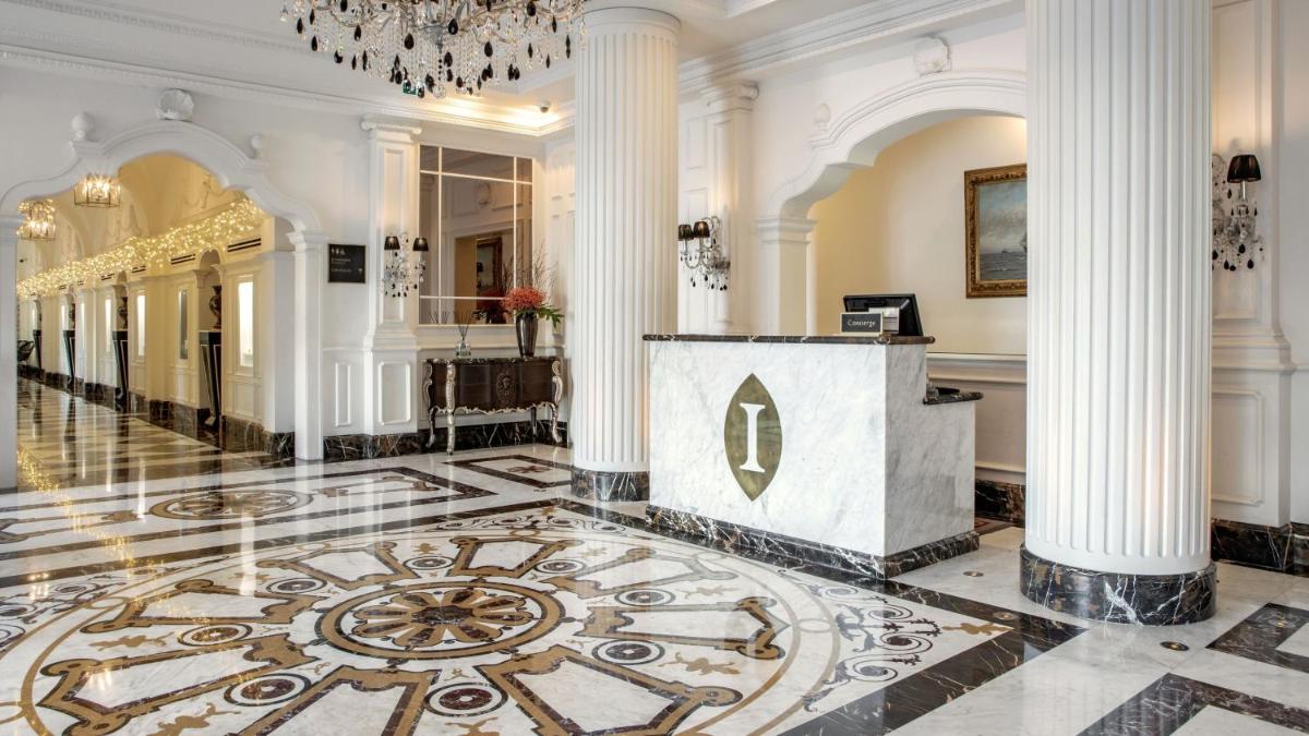 A área de receção ou átrio de InterContinental Porto - Palacio das Cardosas by IHG