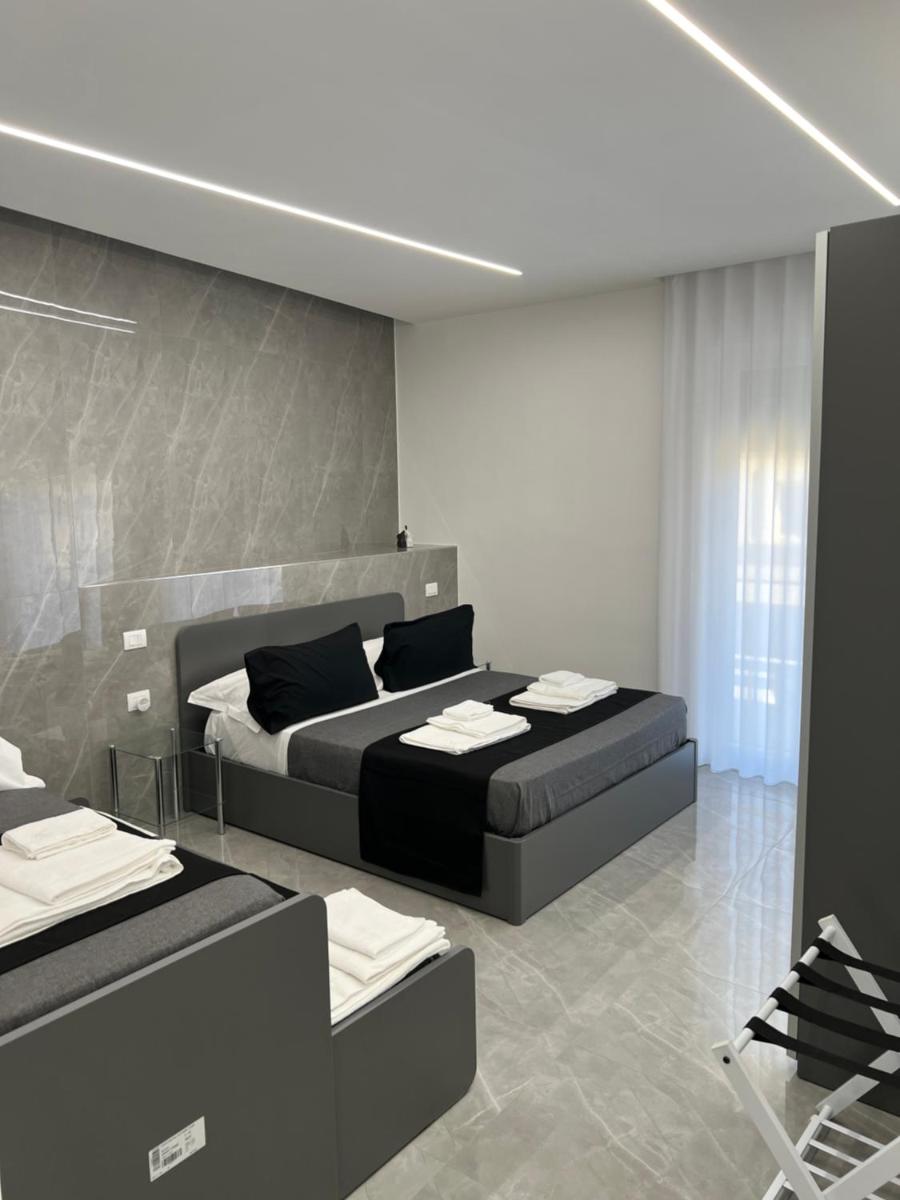 White Elegance Luxury B&B Caserta - Housity