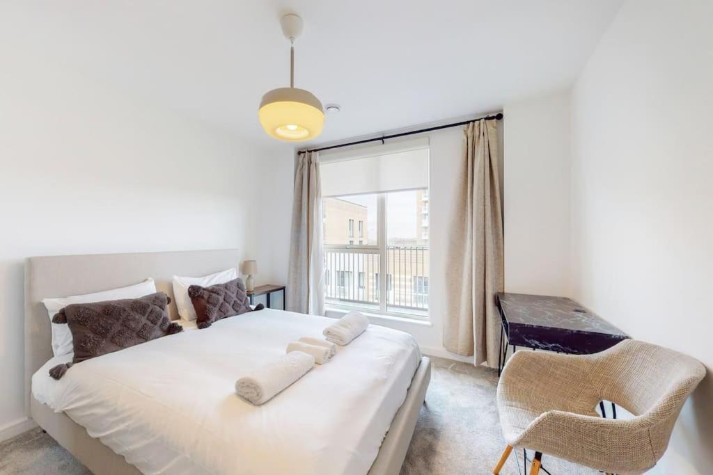 Suitetrails - Modernistic 2 Bed - 2 Bath Flat near Central London
