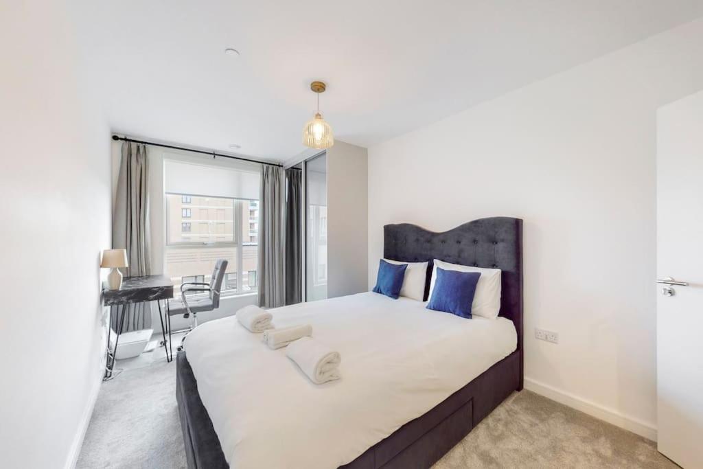 Modernistic 2 Bed - 2 Bath Flat near Central London - Housity