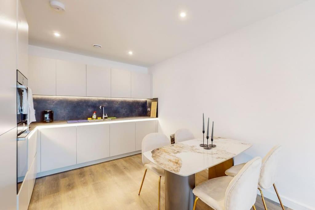 Modernistic 2 Bed - 2 Bath Flat near Central London - Housity