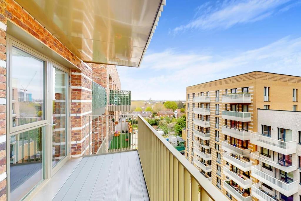 Modernistic 2 Bed - 2 Bath Flat near Central London - Housity
