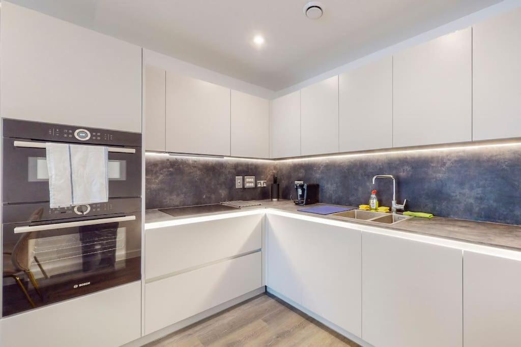 Suitetrails - Modernistic 2 Bed - 2 Bath Flat near Central London