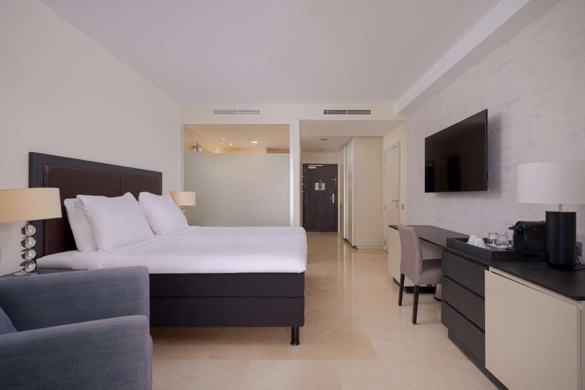 Una televisión o centro de entretenimiento en Radisson Blu Resort Gran Canaria