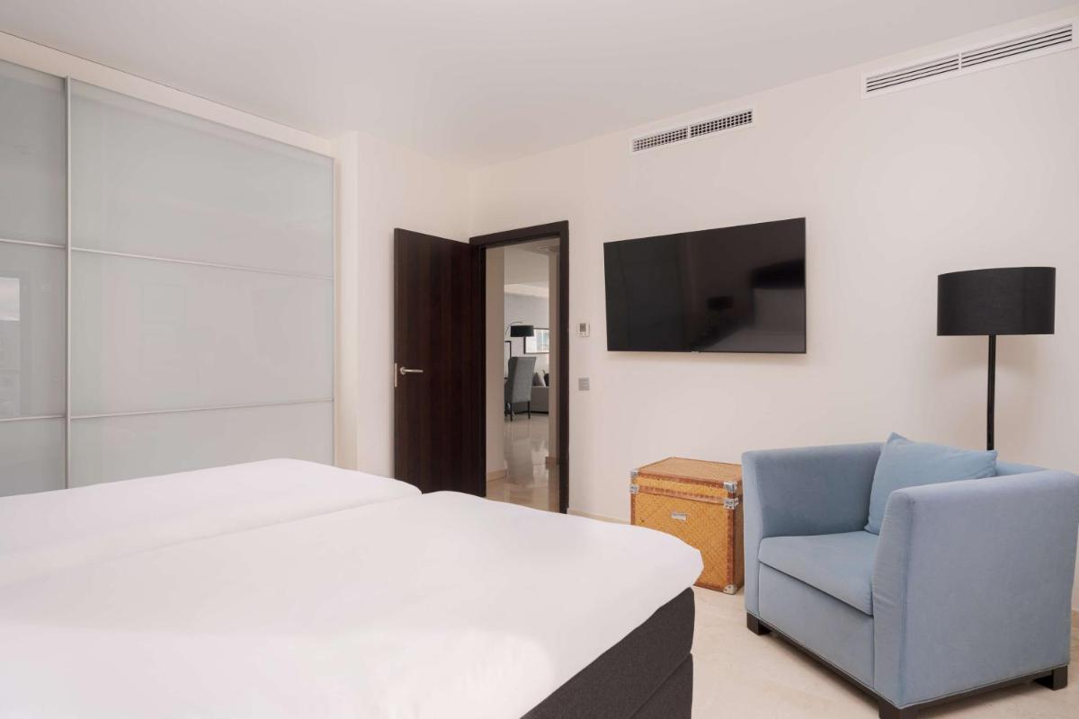 Una televisión o centro de entretenimiento en Radisson Blu Resort Gran Canaria