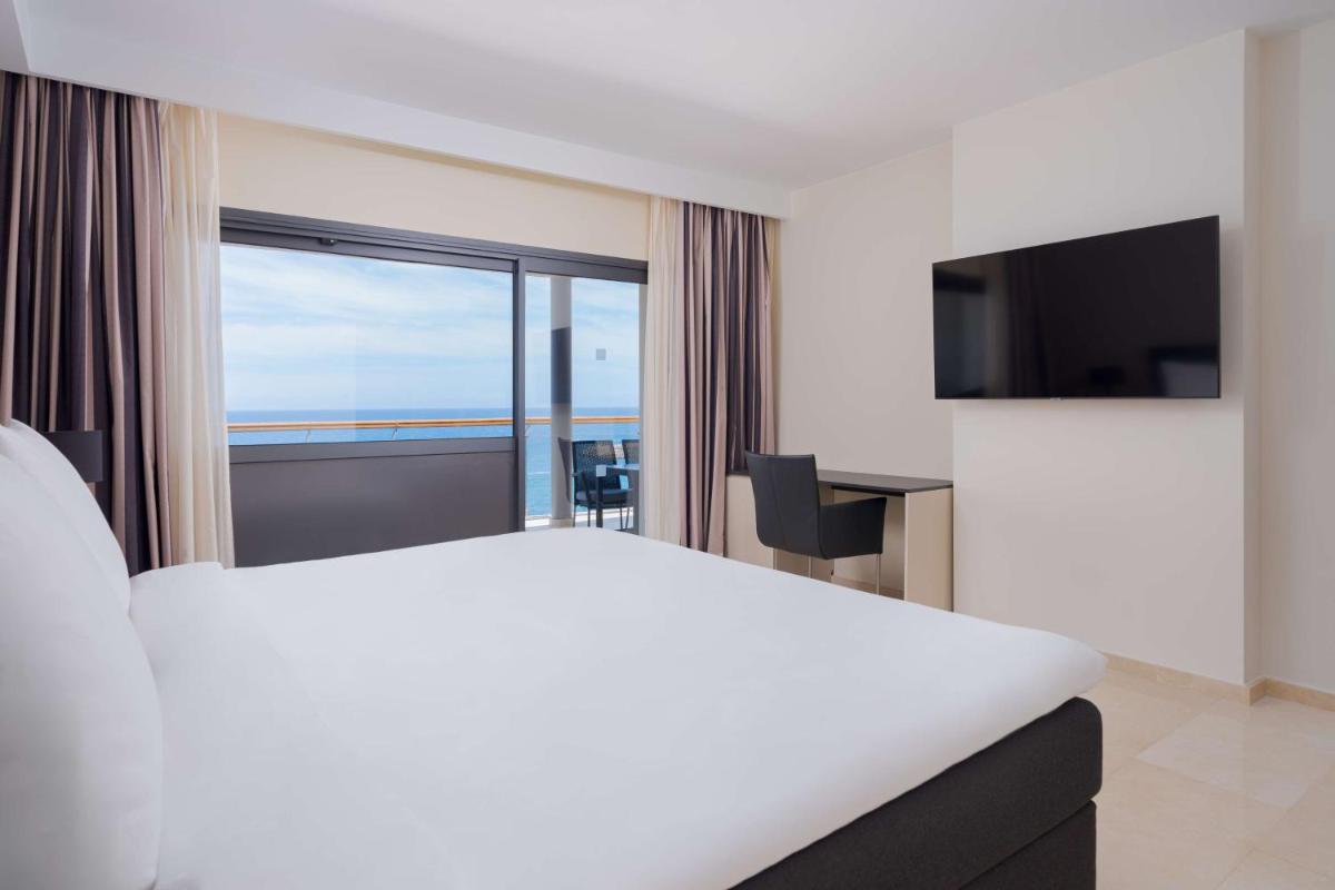 Una televisión o centro de entretenimiento en Radisson Blu Resort Gran Canaria