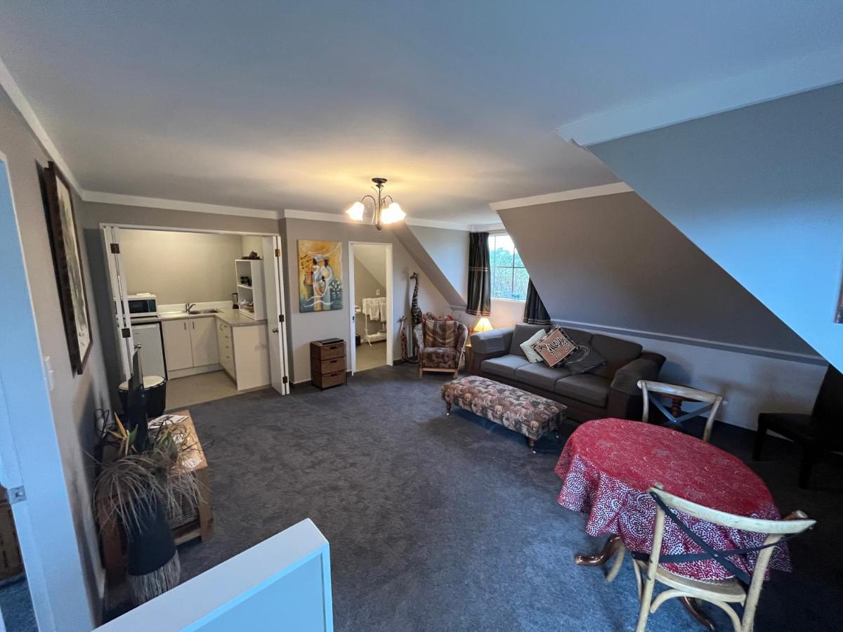 Suitetrails - Tudor Manor Bed & Breakfast