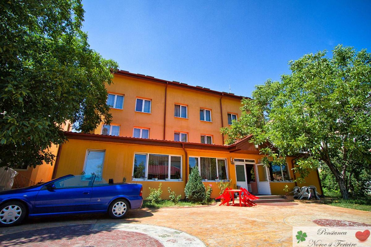 Noroc si Fericire - Housity