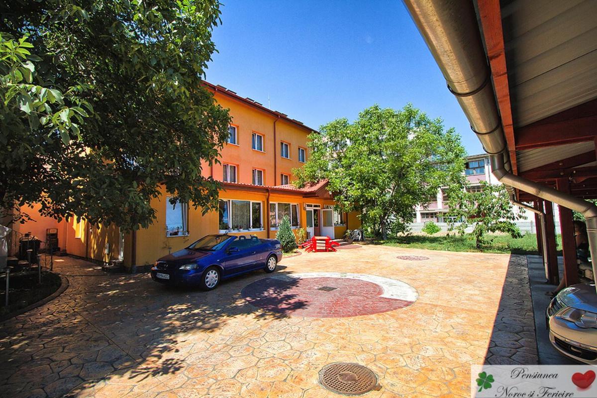 Noroc si Fericire - Housity