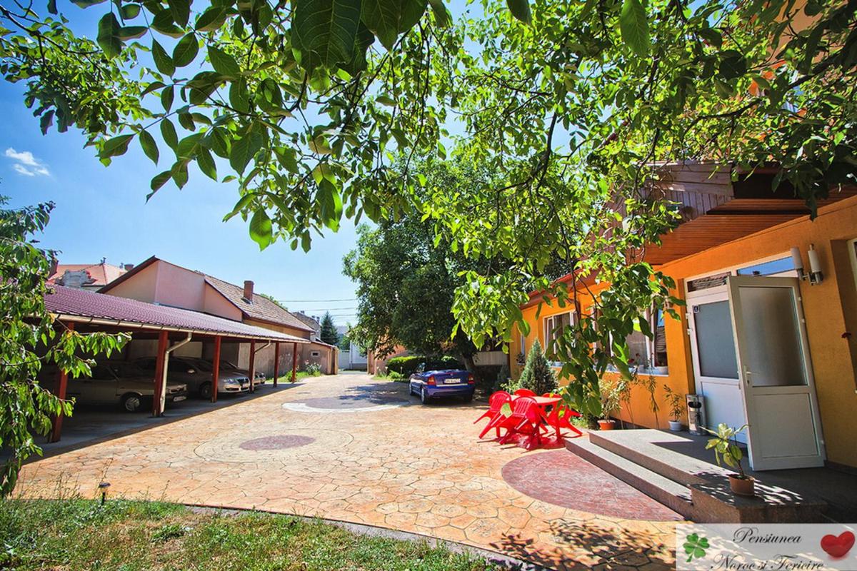 Noroc si Fericire - Housity