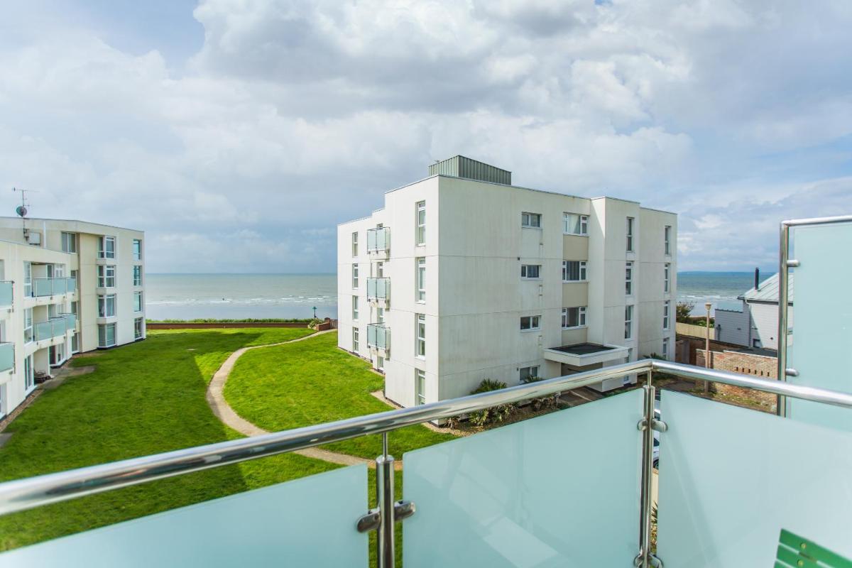 Blissview - Beach front apartment in East Wittering Village - Housity
