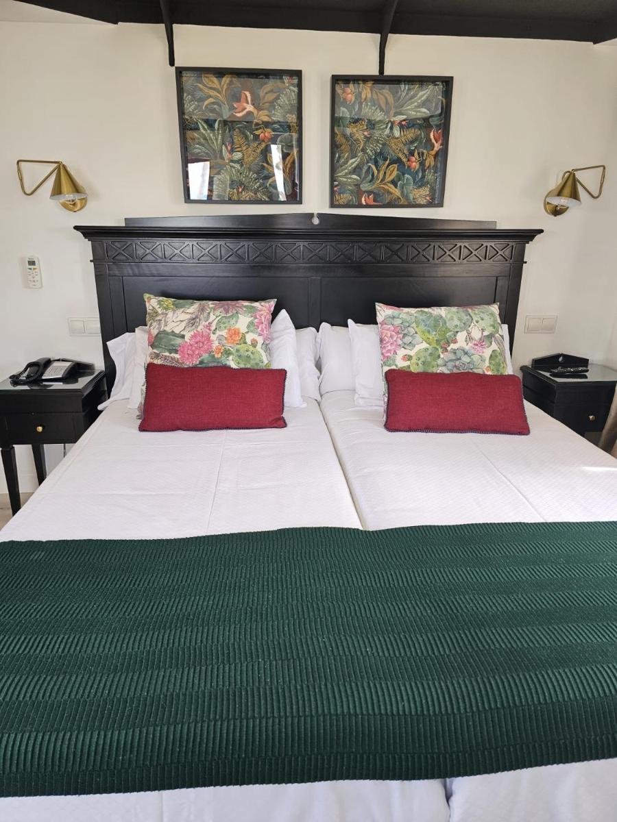 Cama o camas de una habitación en Hotel Ciutat Jardi