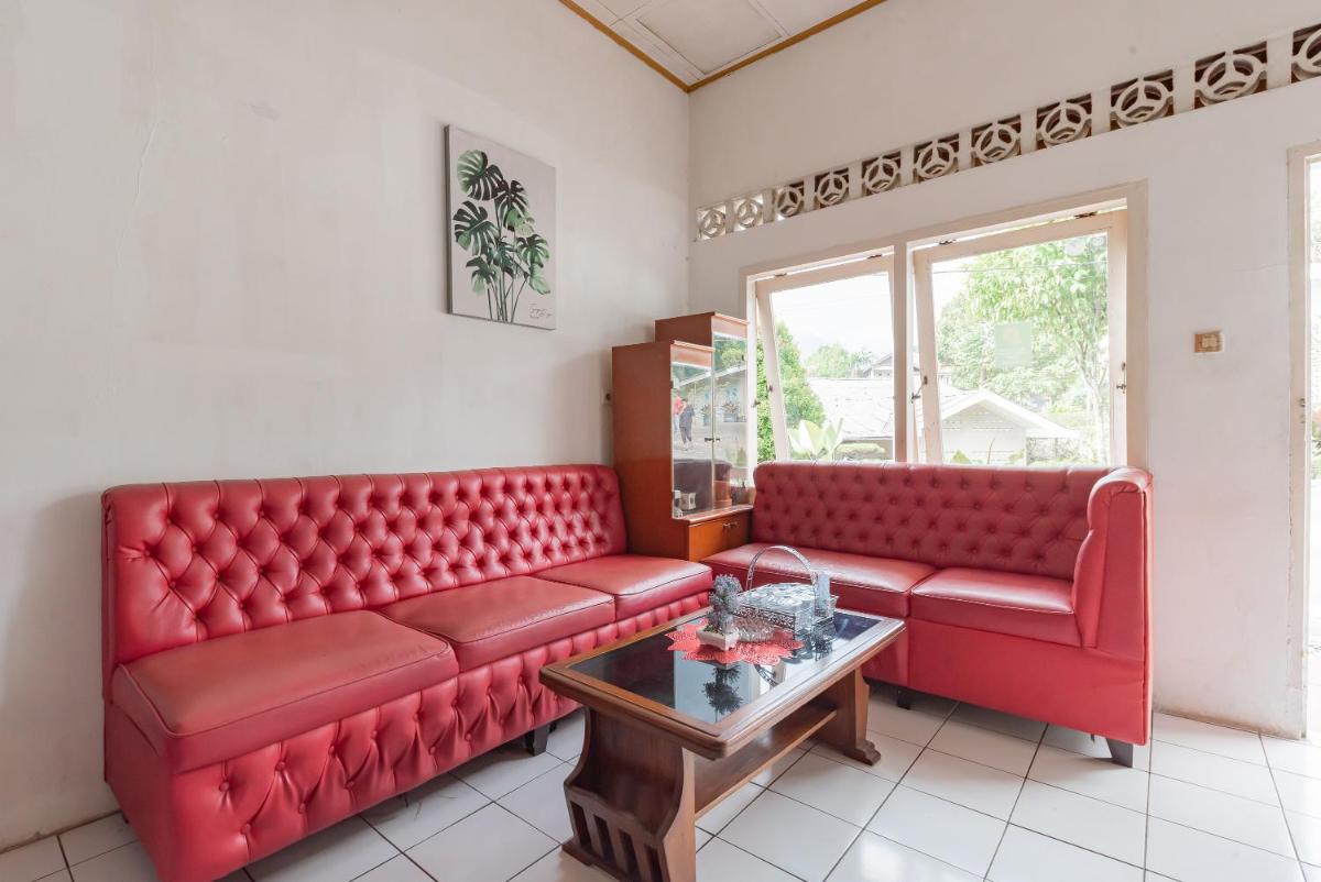 RedDoorz at House Of Dirga Cisarua Puncak - Housity