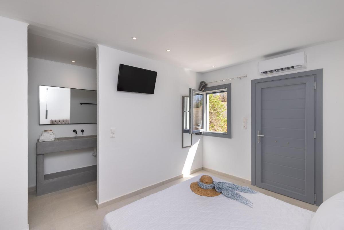 Chrysonisos Suites with Sunset & Seaviews near Kini - Housity