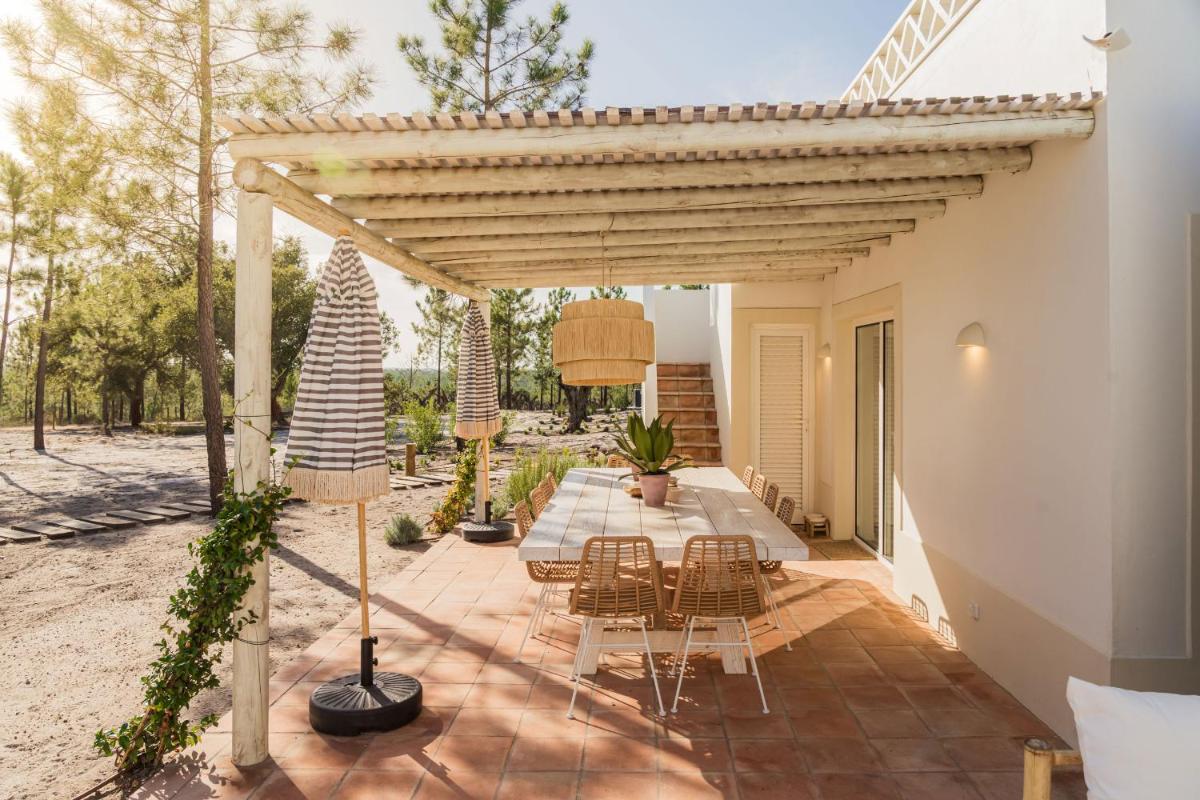 Um jardim no exterior de Independente Comporta