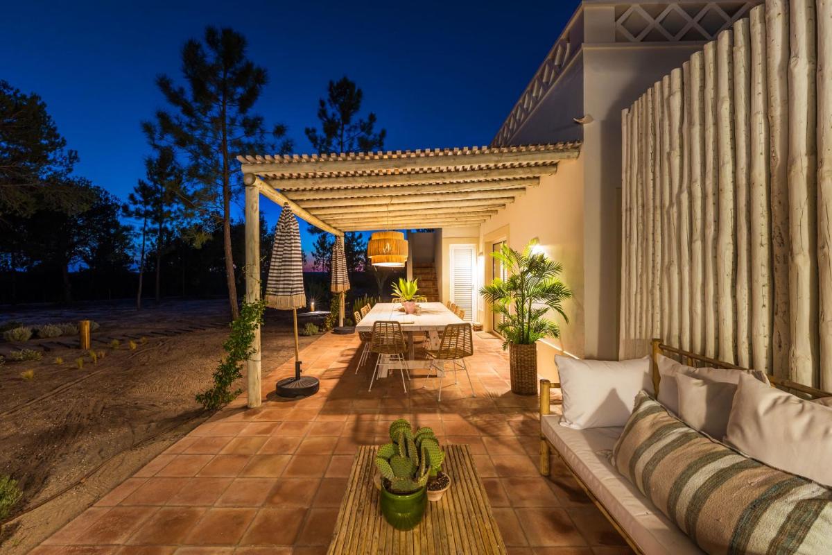 Um jardim no exterior de Independente Comporta