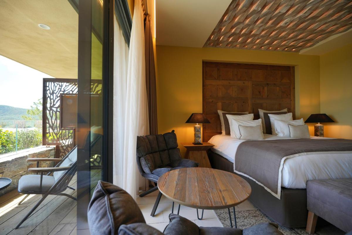 Un ou plusieurs lits dans un hébergement de l'établissement Les Regalia Hôtel & Spa