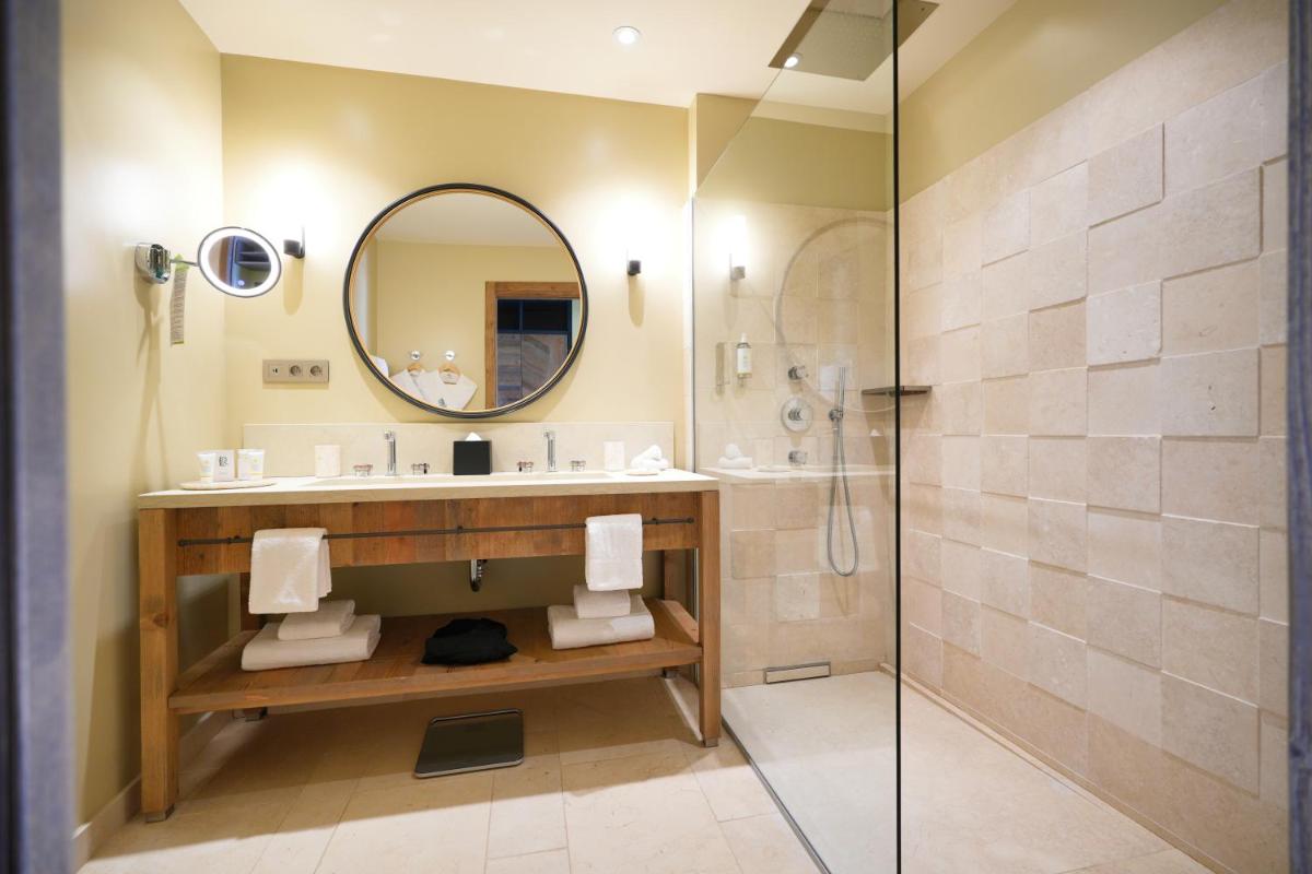 Salle de bains dans l'établissement Les Regalia Hôtel & Spa