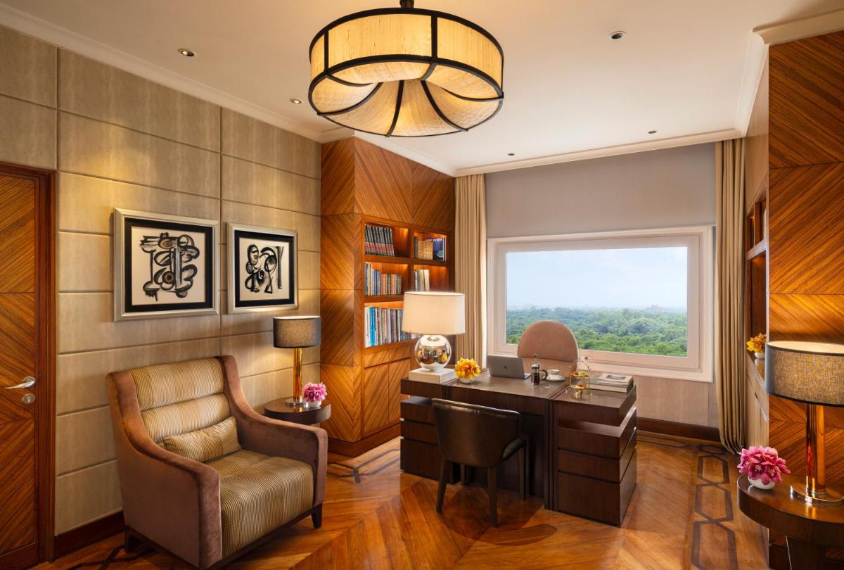 a home office with a desk and a chair at Taj Palace, New Delhi in New Delhi a home office with a desk and a chair at Taj Palace, New Delhi in New Delhi